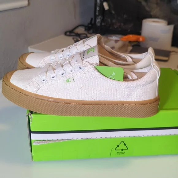 Cariuma (Off-White Gum Sole) 7W - Picture 1 of 7